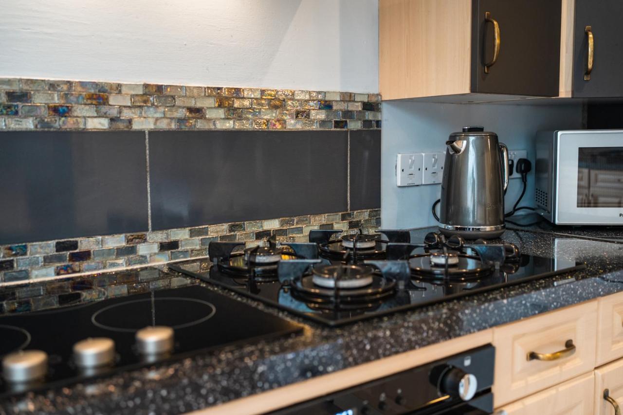 Beautiful Town House With Private Garden And Patio Villa Canford Magna Ngoại thất bức ảnh